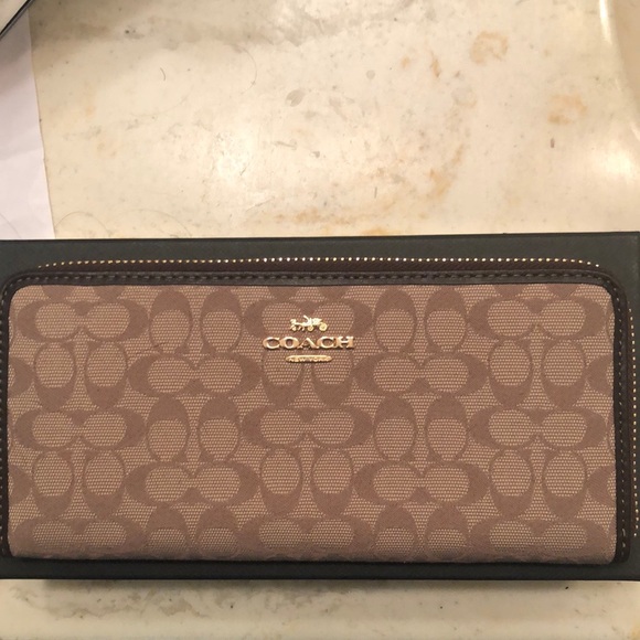 Coach Handbags - NWT Coach Signature Accordion Zippered Wallet. SzOS